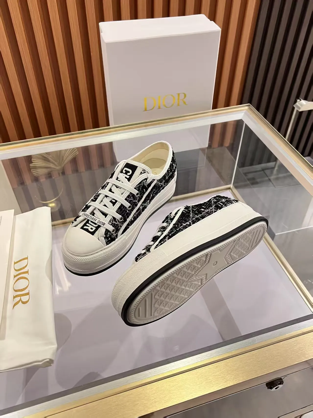 👟👟Ex-factory price 520👟👟 Walk‘n’Dior embroidered mid-top casual shoes are new in 2025. On the fashion stage, Dior embroidered shoes are the well-deserved protagonist. Delicate stitching is used on the upper, every stitch is devoted to the craftsman's efforts, and every thread is woven with artistic poetry. From complex floral patterns to smart geometric textures, embroidery is like the magic that gives shoes life, allowing them to show dynamic beauty even in static conditions.   Wearing Dior embroidered shoes feels like stepping into a dream world full of art. It is not only a pair of shoes, but also a walking piece of art that perfectly integrates fashion and culture. Whether you are strolling on the bustling city streets or attending important social occasions, Dior embroidered shoes can add unique charm to your style and become the focus of everyone's attention.   Choosing Dior embroidered shoes means choosing a persistent pursuit of quality and a unique understanding of fashion. Let it accompany you through every wonderful moment and leave your own fashion mark.  Material: Sheepskin lining, feet, silk cowhide, size 35-41, heel height 5cm